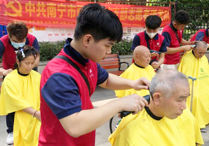 我為群眾辦實(shí)事--南寧美發(fā)學(xué)校志愿服務(wù)