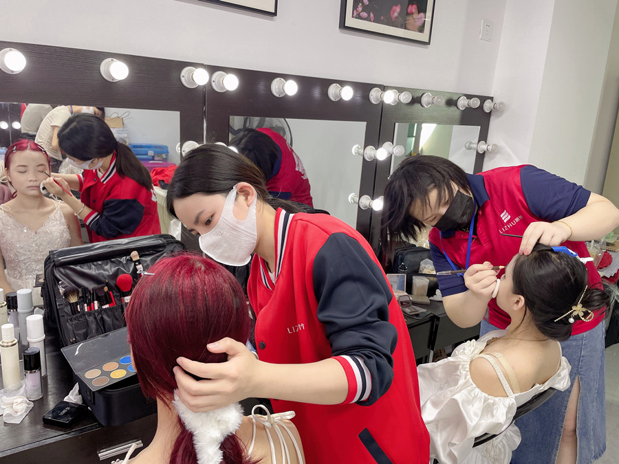 眼線筆使用教程，南寧化妝基礎(chǔ)培訓(xùn)班課件分享