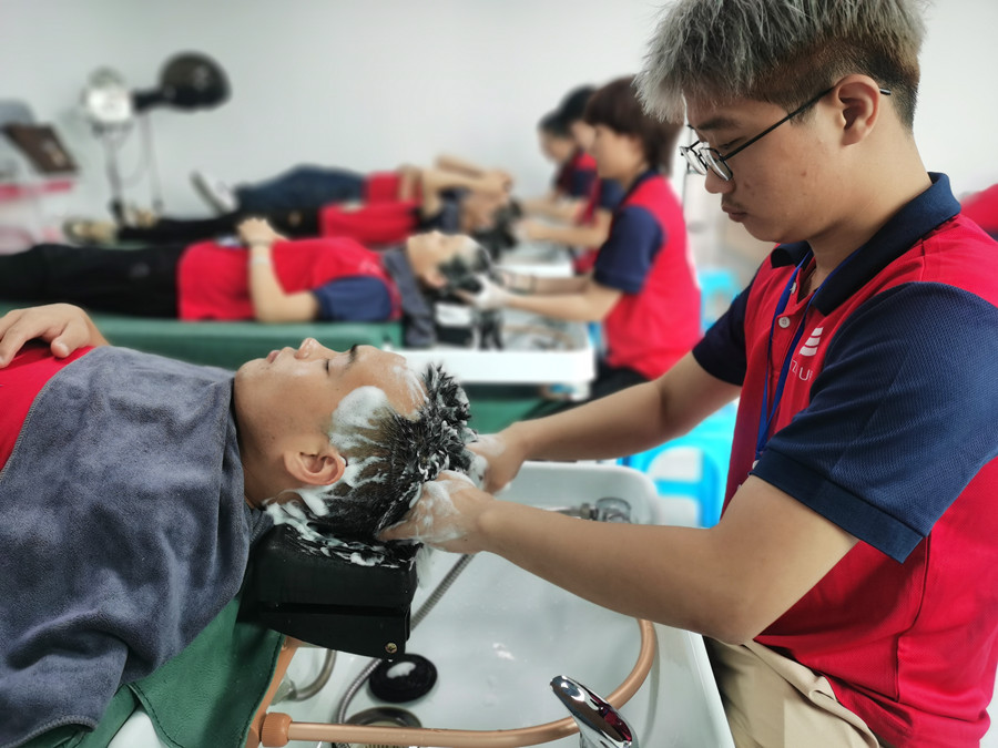 頭發(fā)如何保養(yǎng)？南寧美發(fā)護理培訓課程