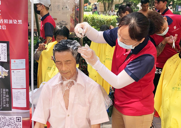 “白染黑”受歡迎，南寧美發(fā)學(xué)校公益進社區(qū)