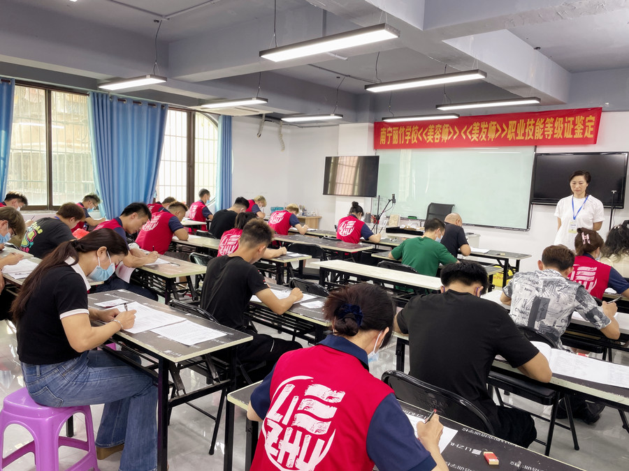 美發(fā)師證考試，麗竹學(xué)校一路高歌