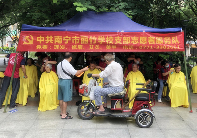 ?小區(qū)免費(fèi)理發(fā)公益活動(dòng)，廣西美發(fā)職業(yè)技術(shù)學(xué)校在進(jìn)行