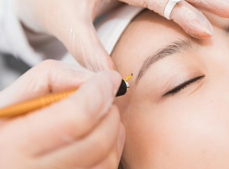 南寧紋繡學(xué)校：在紋眉補(bǔ)色時(shí)，你要注意這些