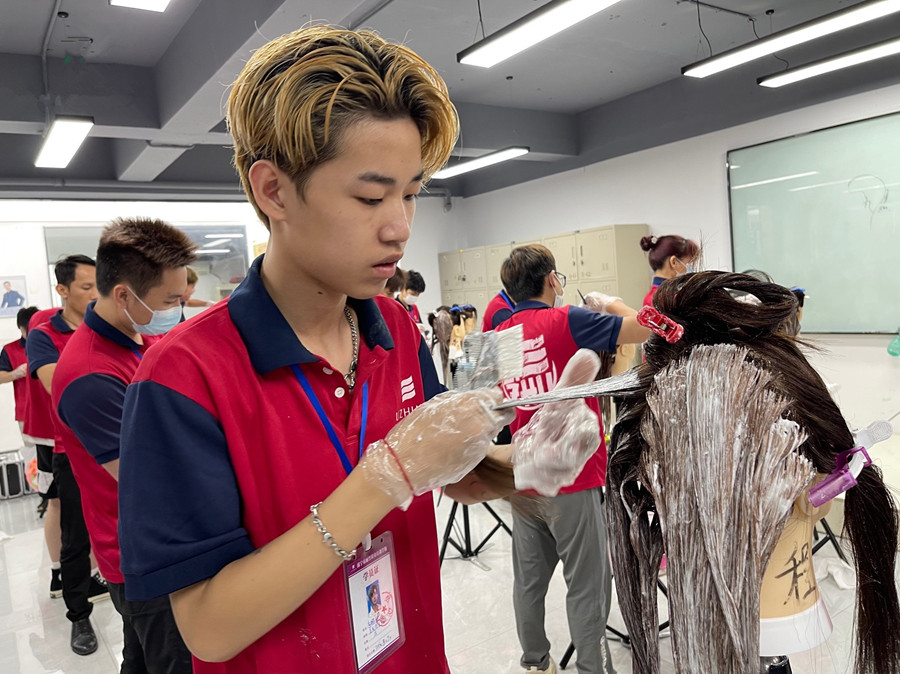 染發(fā)后怎么洗頭？南寧染發(fā)學(xué)校告訴你方法