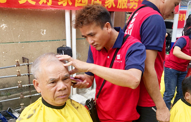 廣西美發(fā)職業(yè)學(xué)?！皩W(xué)雷鋒”活動(dòng)走進(jìn)南棉社區(qū)