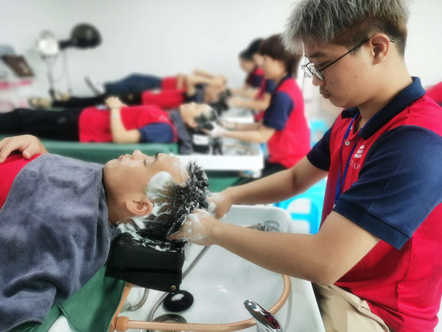 護發(fā)素洗不干凈的危害，南寧美發(fā)師職業(yè)學校