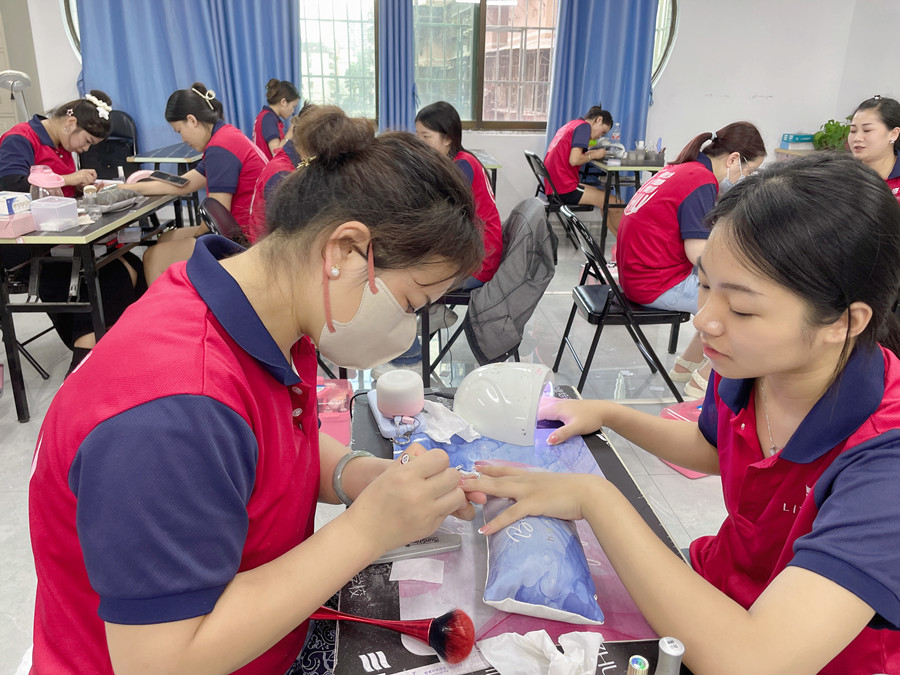 南寧美甲職業(yè)：指甲油干了怎么辦？