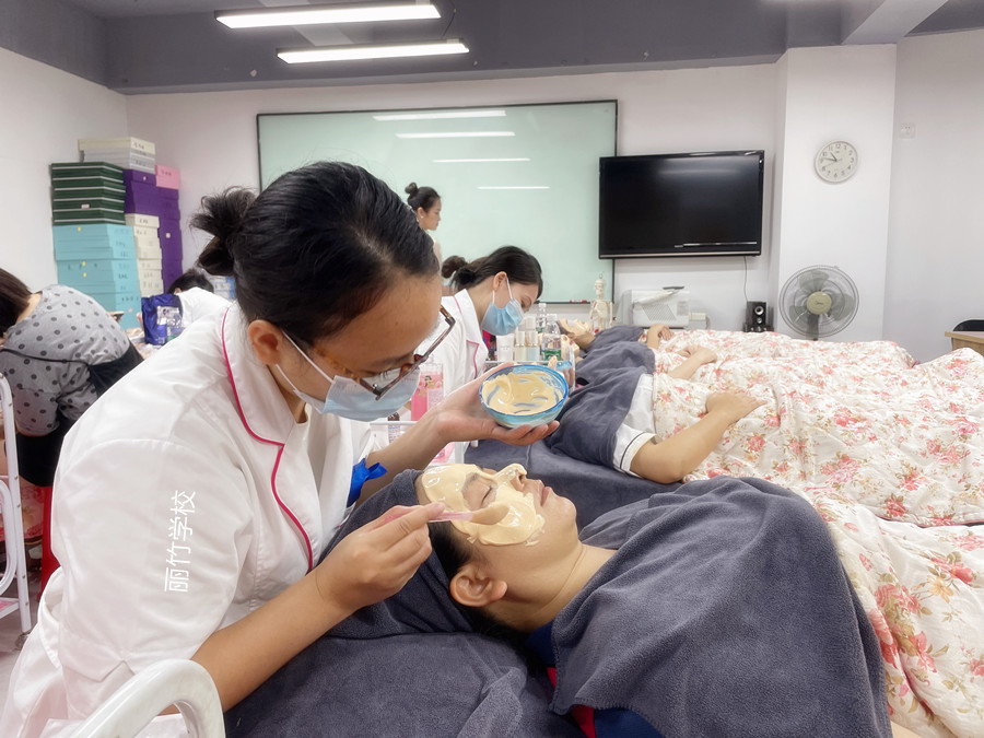 紋眉后可以敷面膜嗎？廣西紋繡師解釋給你聽(tīng)