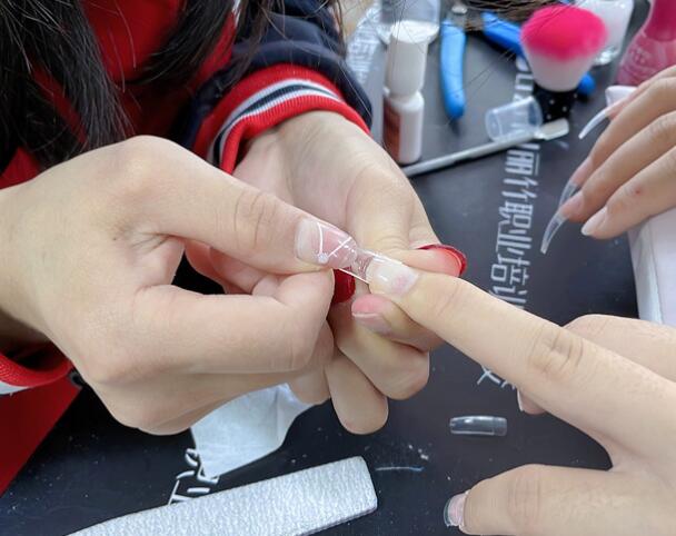 廣西美甲：貼甲片需要照燈嗎？