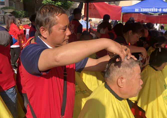 冬日暖陽，廣西美發(fā)理發(fā)學(xué)校小區(qū)免費(fèi)理發(fā)