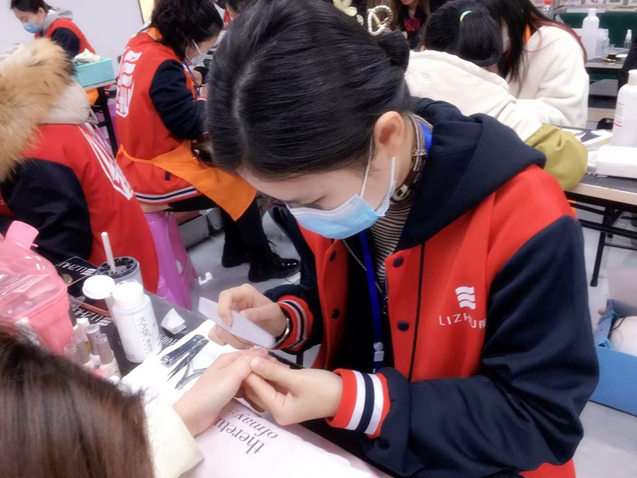 打磨甲面的作用？南寧美甲培訓(xùn)班技能分享