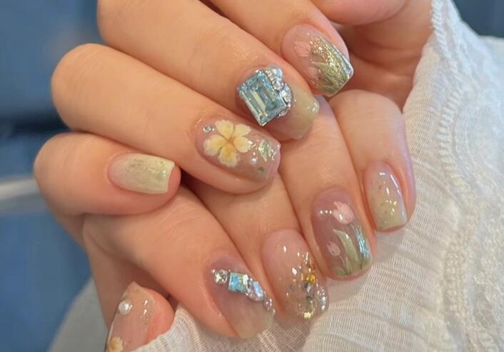 夏日彩繪花朵美甲，南寧美甲造型去哪學(xué)？