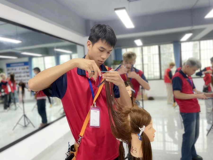 南寧美發(fā)基礎學校：牙剪是干嘛的？