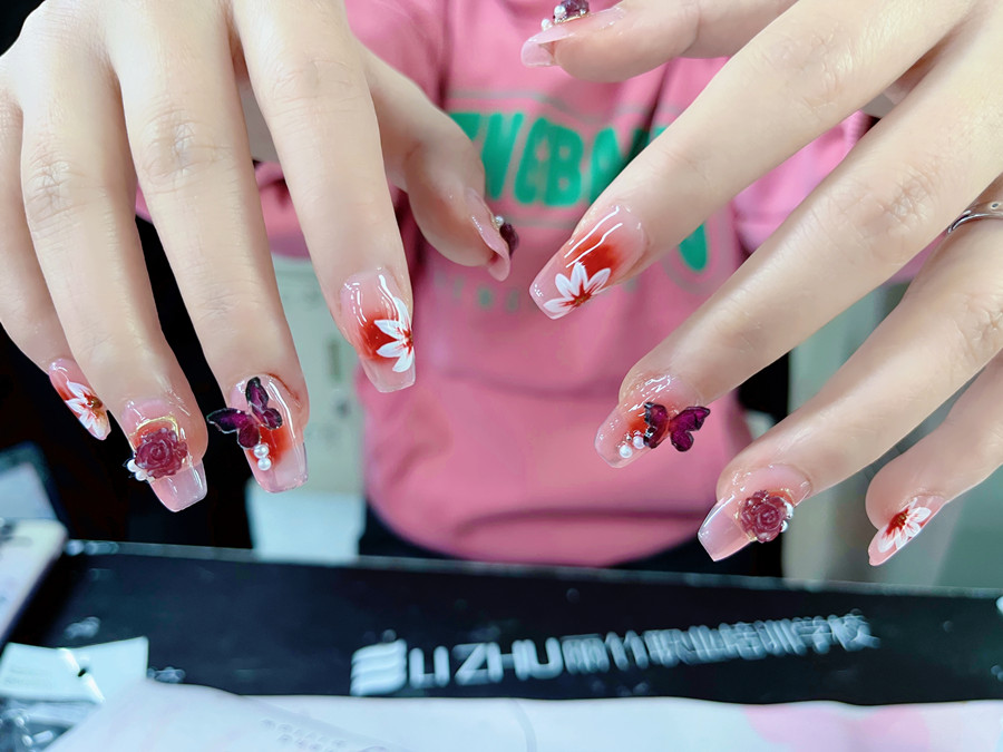 廣西美甲美睫：如何選擇適合自己的指甲形狀？