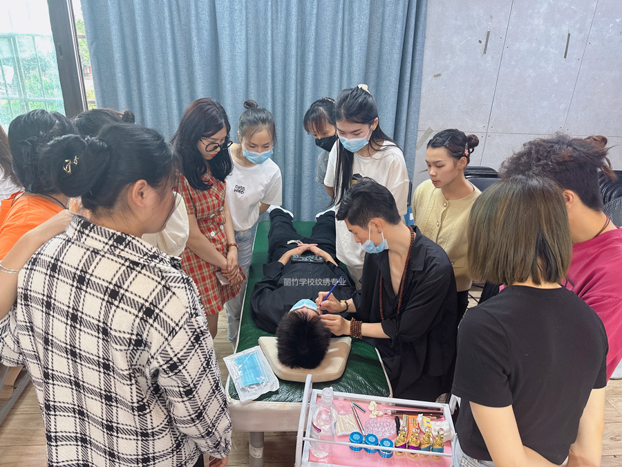 紋繡二次上色注意事項，南寧紋繡專業(yè)學(xué)校課程講解