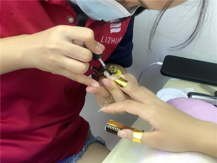 貼甲片和延長(zhǎng)甲的區(qū)別，南寧美甲師培訓(xùn)課程