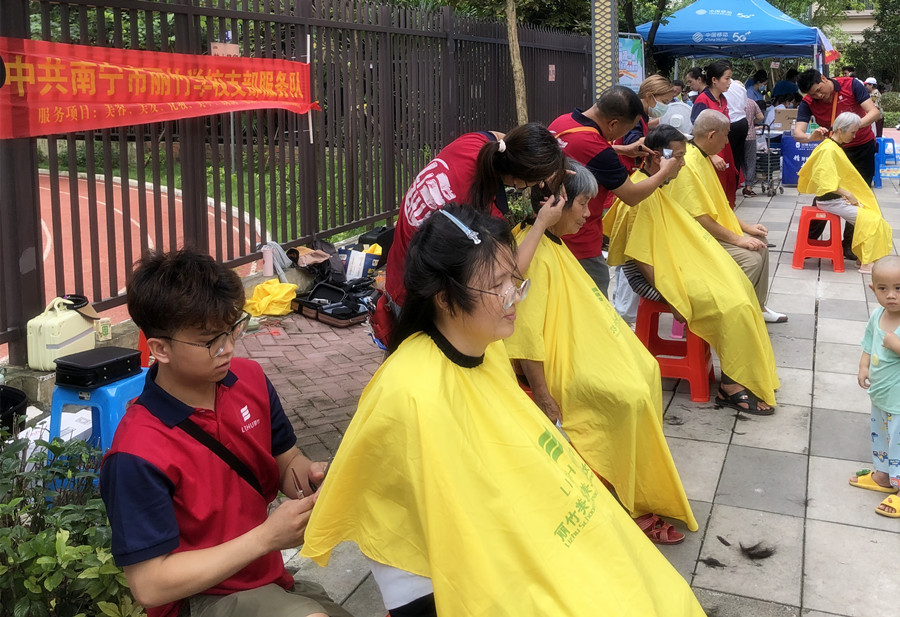 南寧培訓(xùn)美發(fā)社會(huì)實(shí)踐，為公園溪府小區(qū)居民免費(fèi)理發(fā)