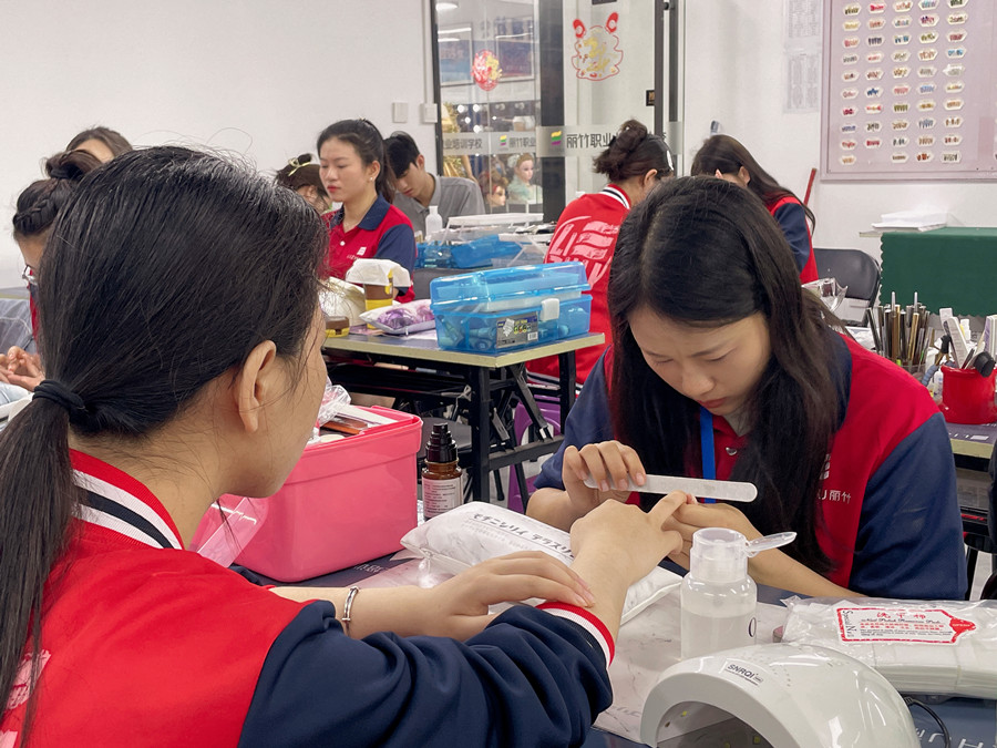 如何成為高價(jià)美甲師？廣西學(xué)美甲哪里時(shí)尚？