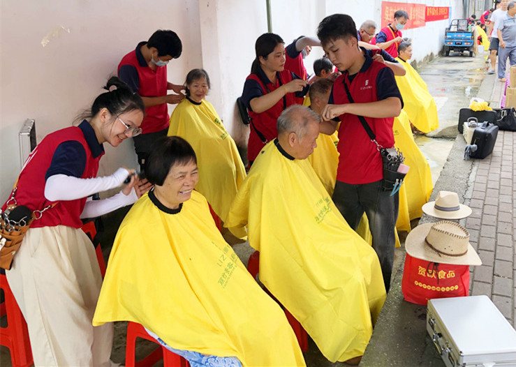 南寧理發(fā)美發(fā)學(xué)校為民免費(fèi)理發(fā)，個(gè)個(gè)都是“活雷鋒”