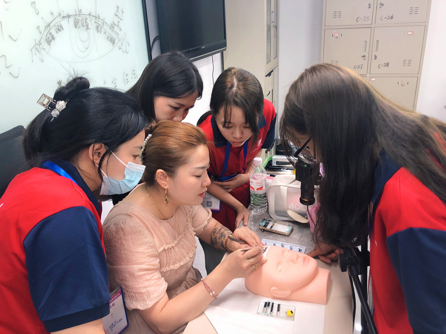 新手為什么都要在仿皮練習(xí)？南寧美睫課堂實況