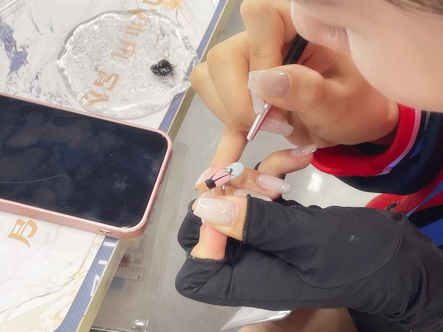 甲片的材質(zhì)和使用時(shí)間限制？南寧美甲進(jìn)修深造培訓(xùn)