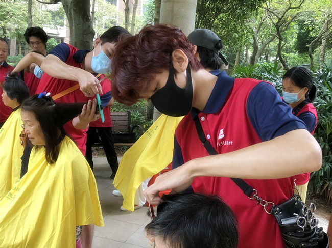 國慶送“禮”，南寧美發(fā)技術(shù)學(xué)校進(jìn)行免費理發(fā)活動