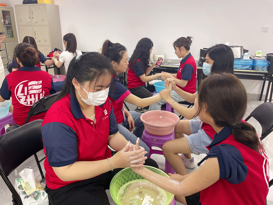 你的指甲為什么有豎線和白點(diǎn)？南寧學(xué)美甲基礎(chǔ)