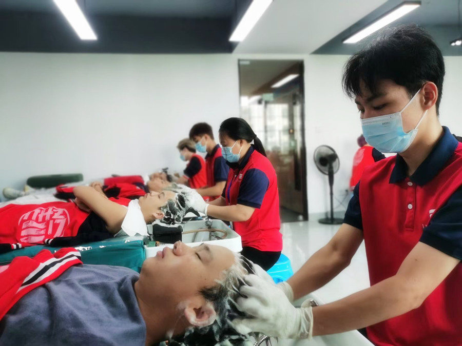 廣西洗專(zhuān)業(yè)學(xué)校：如何洗頭才不會(huì)出油方法