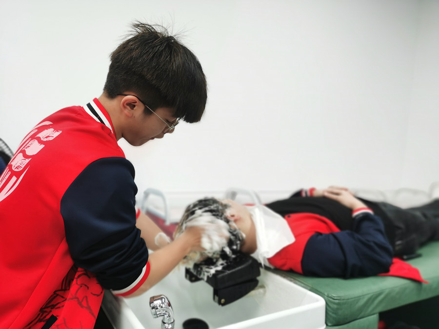 你頭發(fā)掉落的5個(gè)原因，南寧美發(fā)護(hù)發(fā)職校解析