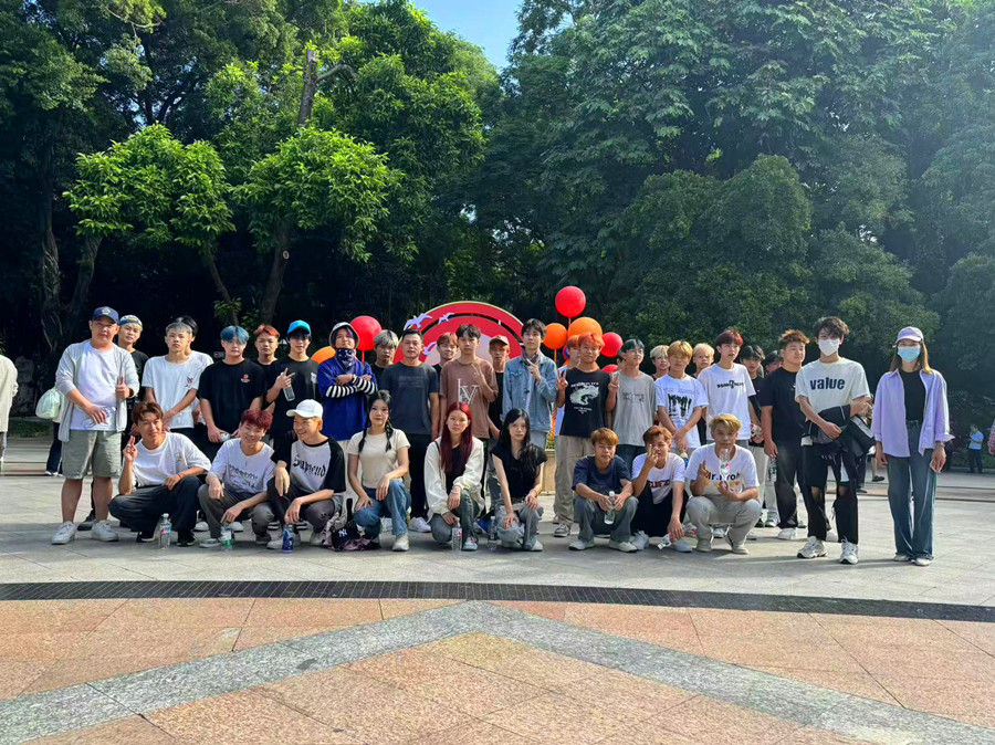 南寧美發(fā)學校組織學員開展秋季研學游活動