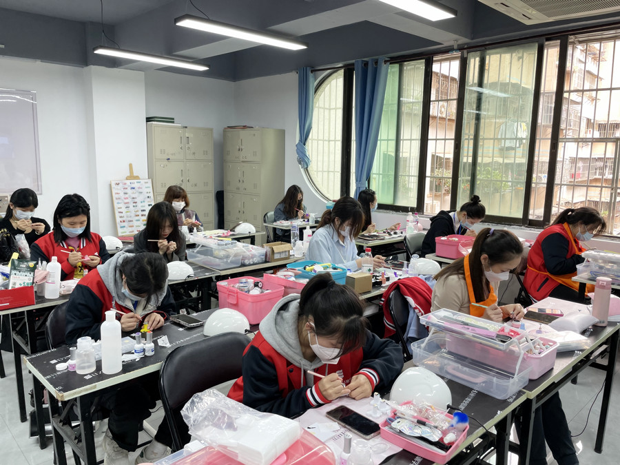 廣西美甲造型：美甲上的飾品怎么卸除（上）