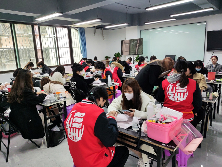 南寧美甲護理培訓(xùn)：為什么你的指甲又脆又??？