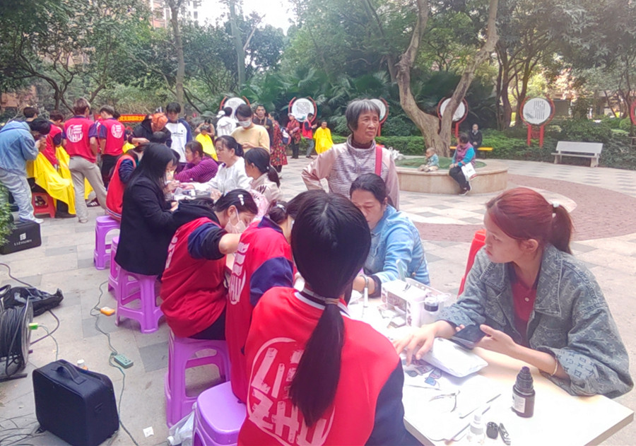 南寧美甲職業(yè)學(xué)校來到愛情海小區(qū)，為居民提供免費美甲