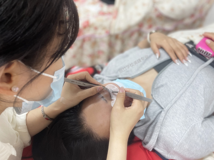 南寧美睫：不同經(jīng)驗的美睫師如何選擇膠水？