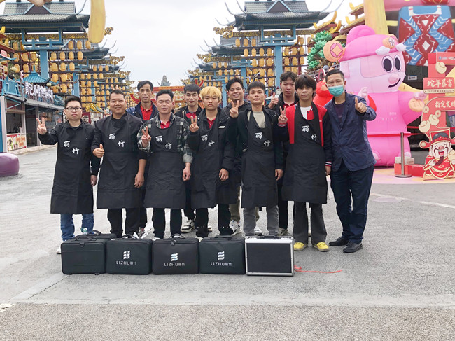 廣西美發(fā)職業(yè)學(xué)?！岸露挲堫^”義剪活動