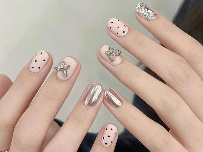 南寧美甲藝術(shù)學校：適合冷白皮的美甲