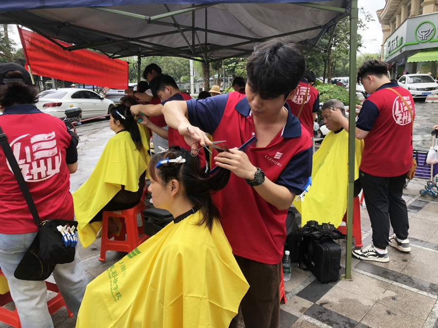 南寧美發(fā)學(xué)志愿者美發(fā)社區(qū)愛(ài)心義剪
