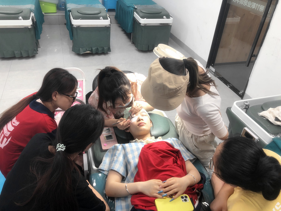 讓美睫保持時間長的技巧，學(xué)美睫從零開始