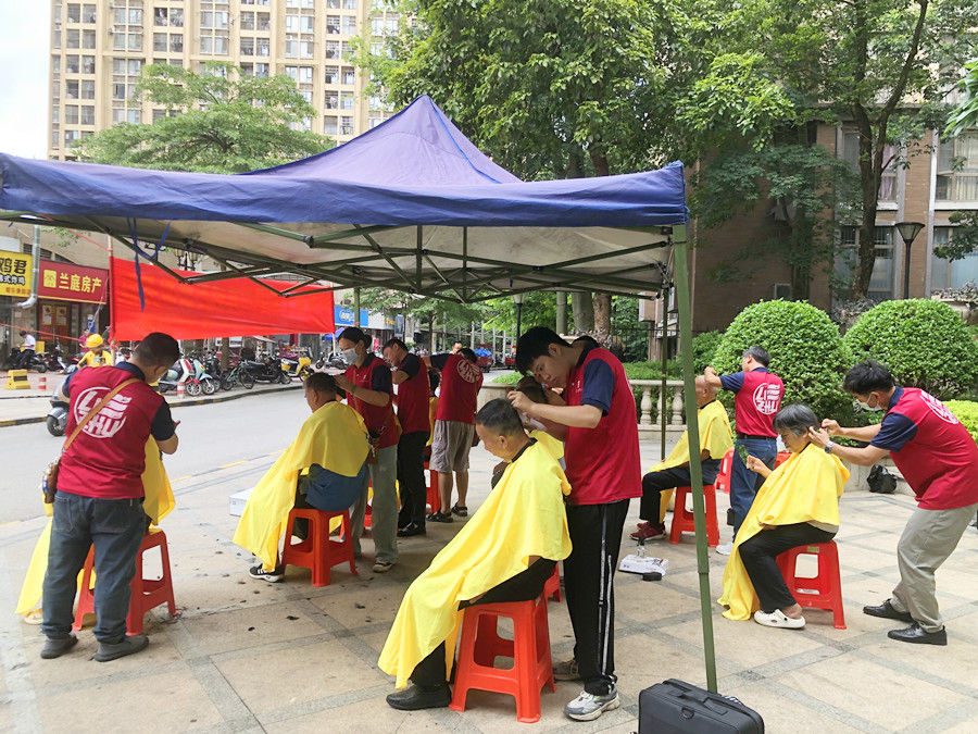 麗竹學(xué)校免費(fèi)理發(fā)服務(wù)送到家，居民連聲感謝