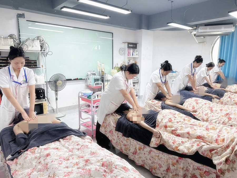 零基礎(chǔ)背部按摩實操課，廣西美容課堂隨拍