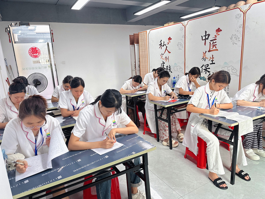 南寧美容課堂花絮：學習理論知識的美好時光