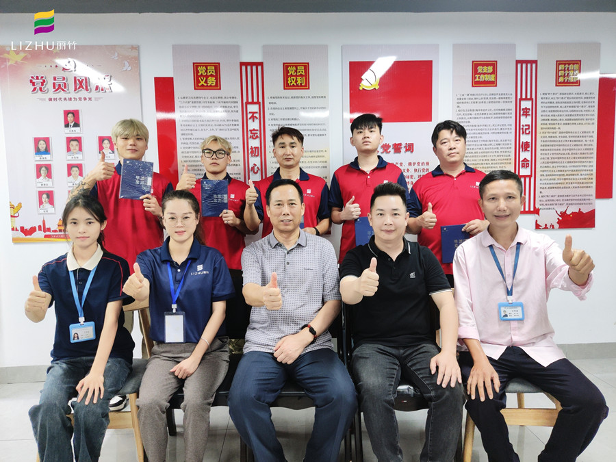 廣西美發(fā)學校畢業(yè)，校長頒發(fā)證書寄祝福