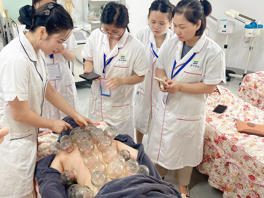 廣西美容真人實(shí)操，解鎖背部拔罐新技能