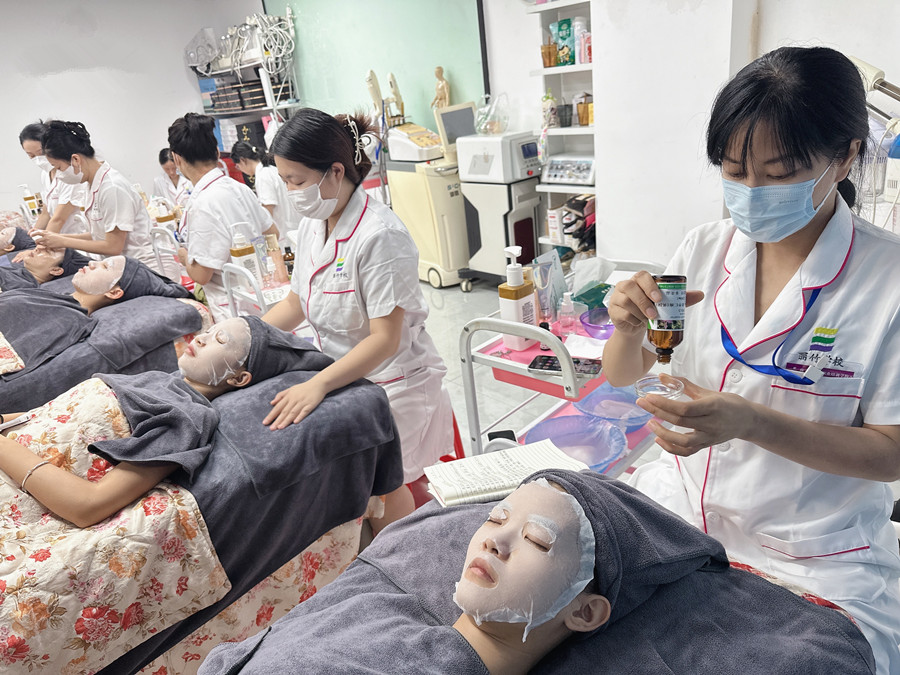 初秋面部補(bǔ)水護(hù)理，廣西皮膚管理操作講解