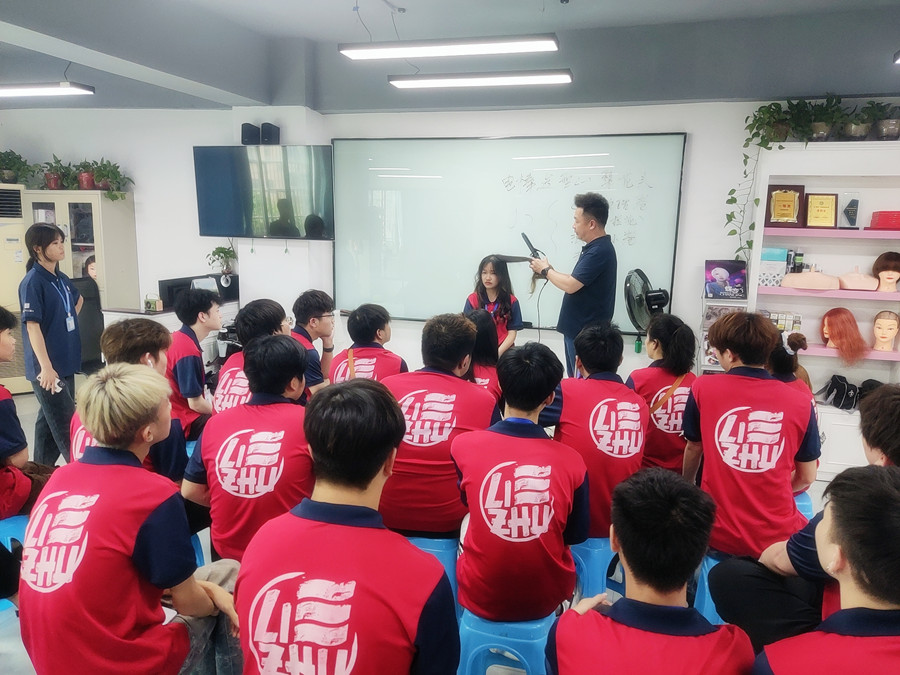 通用燙發(fā)后打理技巧，廣西燙染專業(yè)學(xué)校分享