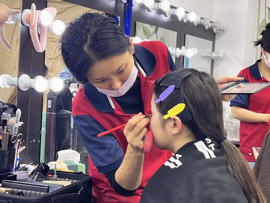 廣西彩妝實(shí)操，記錄同學(xué)們的每次努力