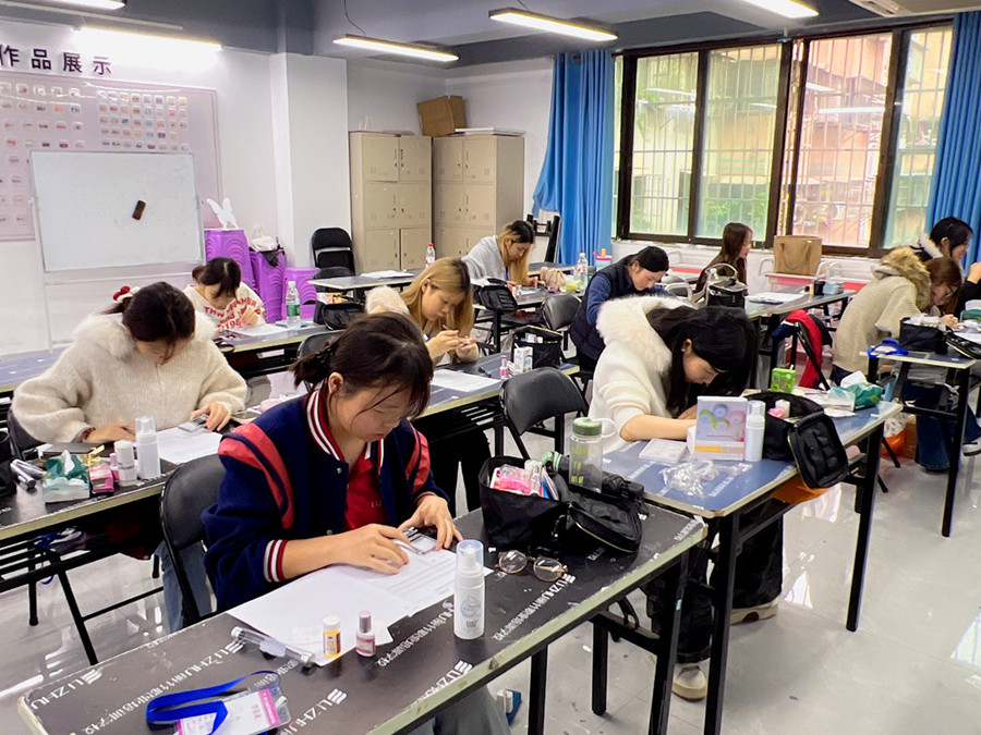 學(xué)美甲零基礎(chǔ)，南寧美甲美睫學(xué)校