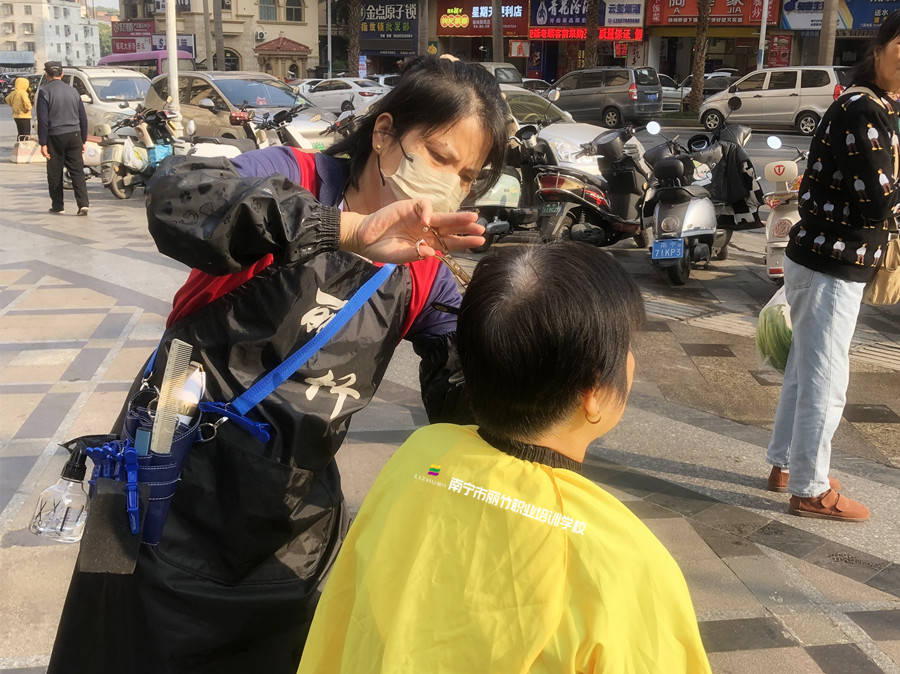 南寧剪發(fā)培訓(xùn)：新手如何挑選美發(fā)剪刀？