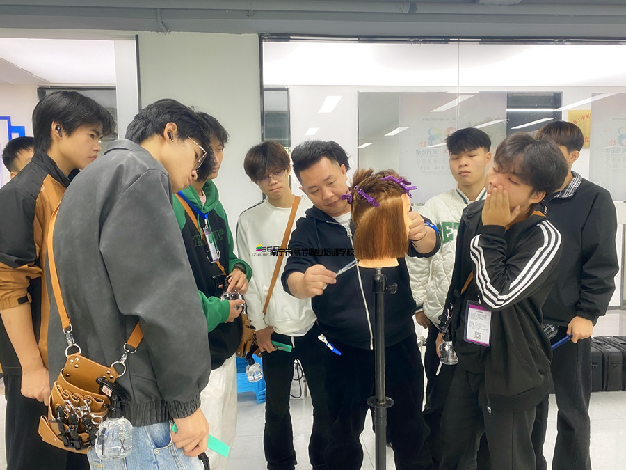 圓形層次修剪，廣西剪發(fā)技術(shù)學(xué)校