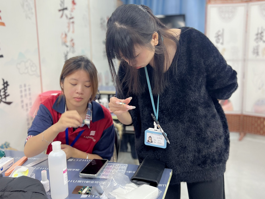 輕奢綠色貓眼美甲，南寧專業(yè)美甲學(xué)校學(xué)員作品